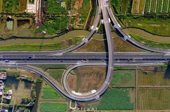 今日灌云长深高速花果山机场收费站位于小伊镇,临近g204,g233国道干线