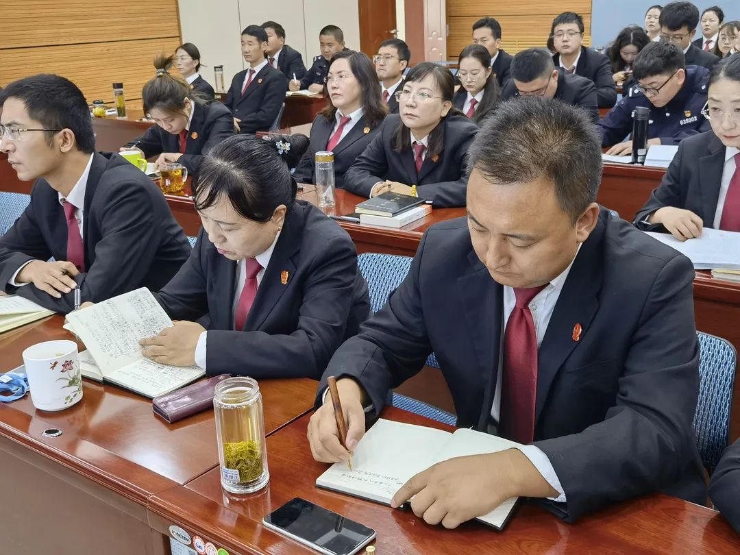 海北中院举办州第十三次党代会精神宣讲报告会