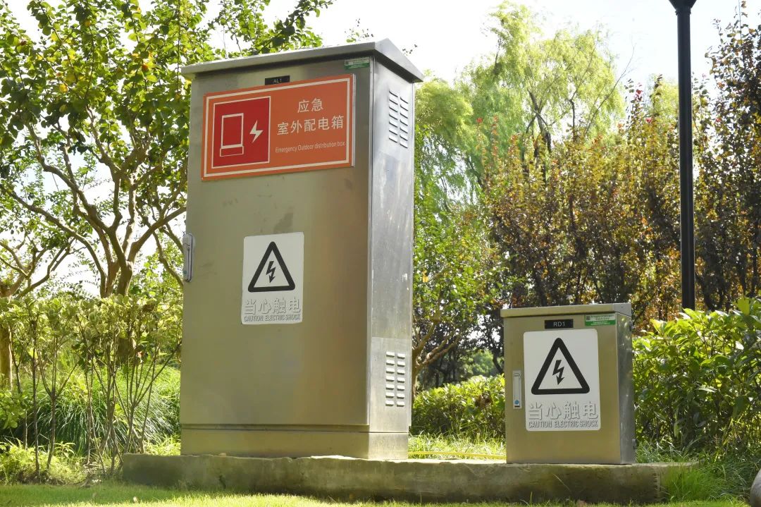 还有应急棚宿区,应急厕所等,并配置了灭火器,饮用水,配电箱等