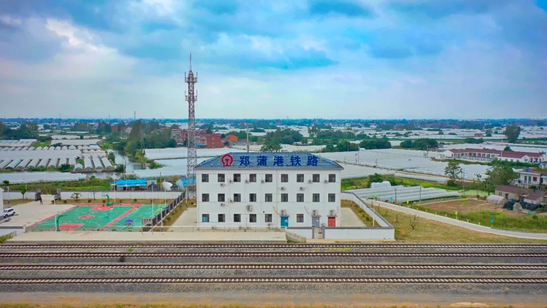 铜城闸站稻田绕着水流与铁路擦肩而过郑蒲港铁路跨过347国道穿行在