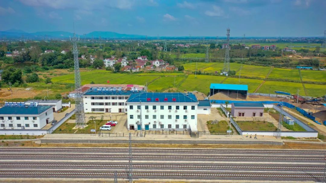 铜城闸站静默着列阵迎接即将飞驰而过的列车俯瞰铜城闸站稻田绕着水流