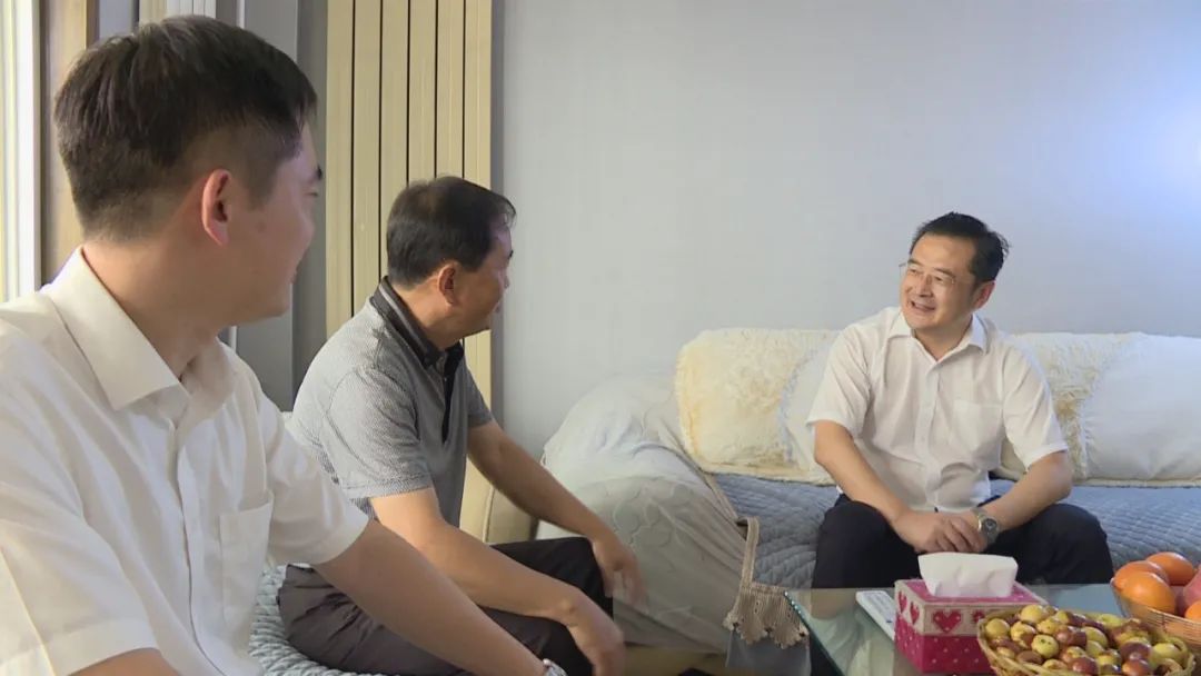 吴昊索向东走访慰问老干部