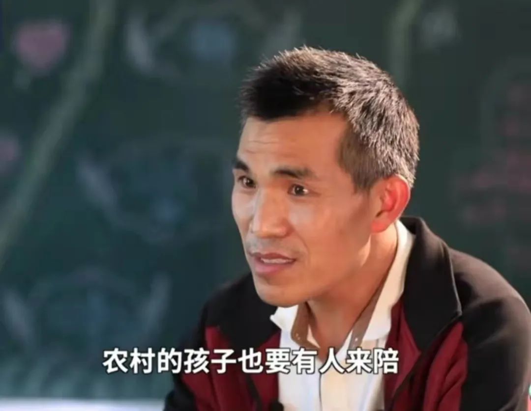 这位80后白发校长让人动容留虾女孩背后的故事