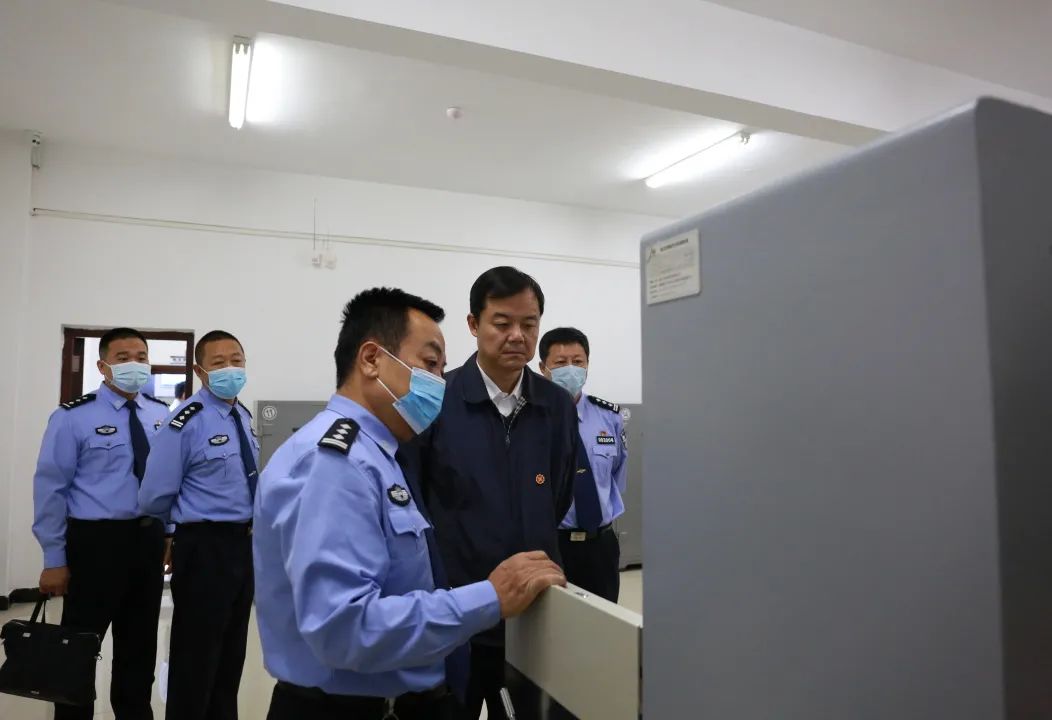 自治区公安厅党委委员特勤局局长刘宏深入内蒙古大兴安岭森林公安局