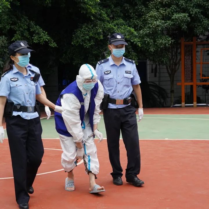 下午3点30分,被告人李某某在两名法警押送下到庭,李某某因涉嫌寻衅