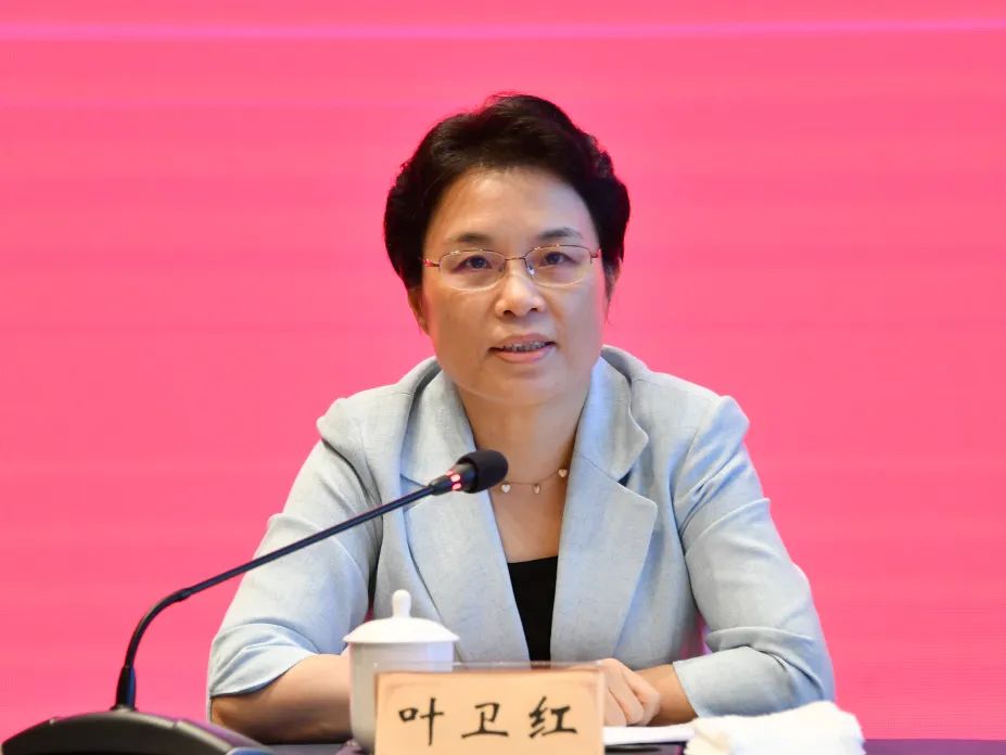 闭幕式上,叶卫红代表中共绍兴市委对过去五年绍兴民盟取得的各项成绩