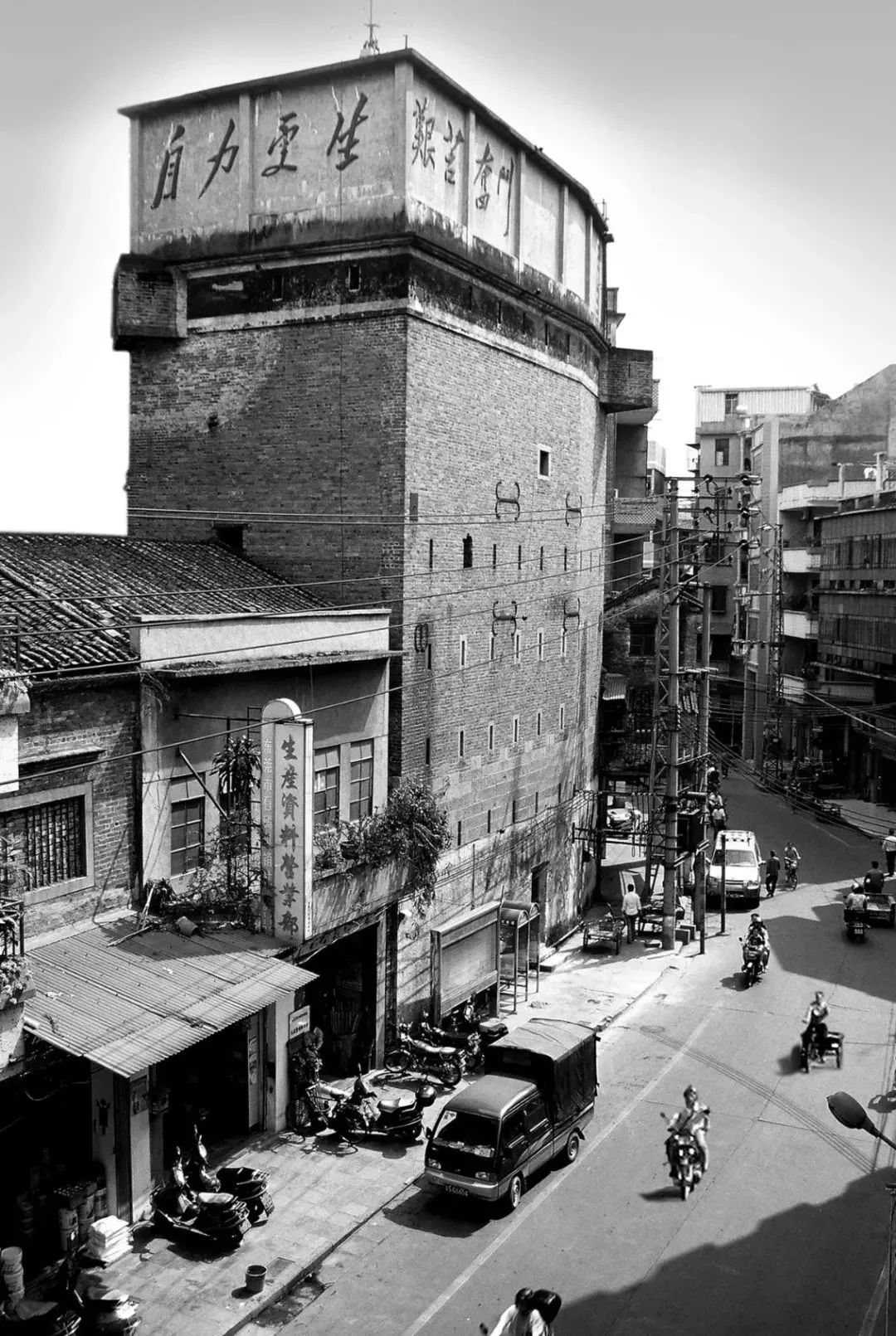 游阅石龙当晚,水塔外墙将有石龙老照片大型投影,欢迎市民留言表白,送