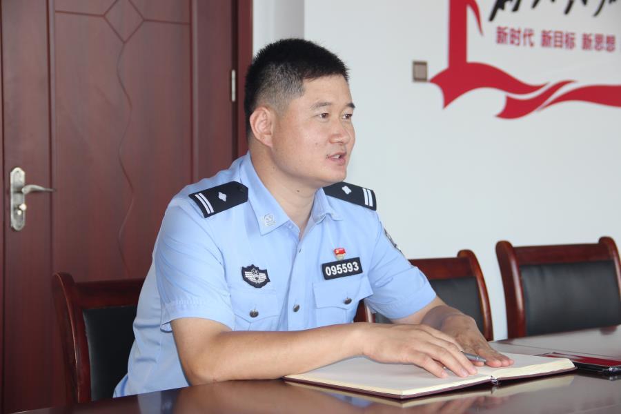 他,就是盐城市和阜宁县两级人大代表,阜宁县公安局陈良派出所所长席