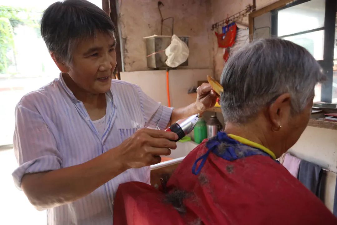 一次5块钱徐州有个老太太理发店一开就是30年
