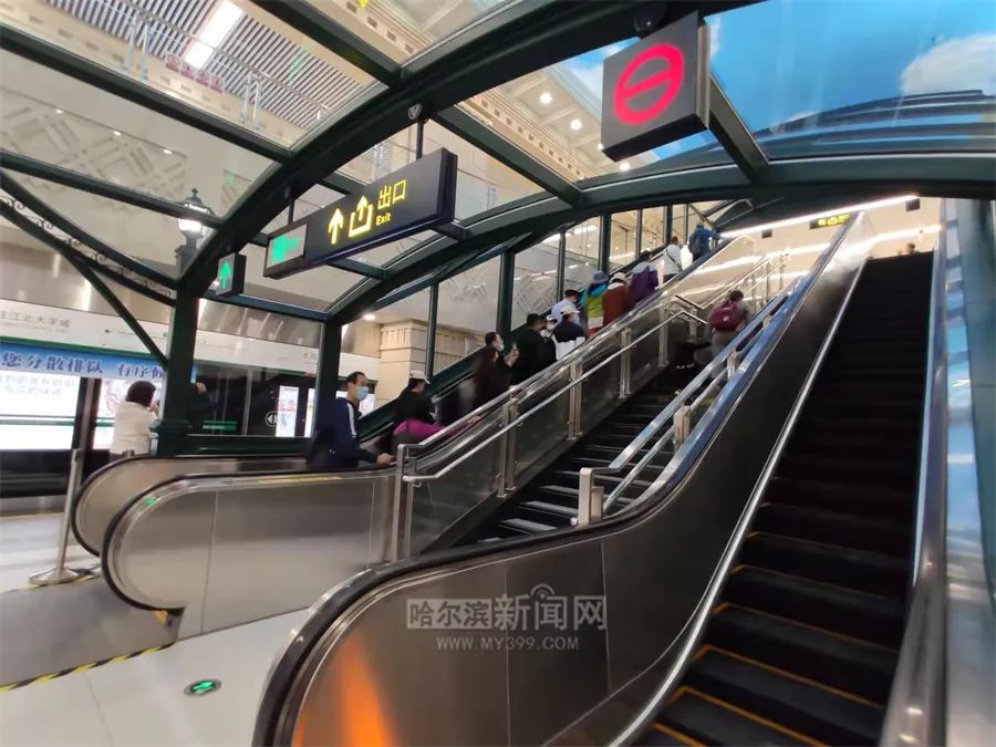 也太好看了吧哈尔滨地铁2号线的车站有一说一△发车啦,乘客有序进入