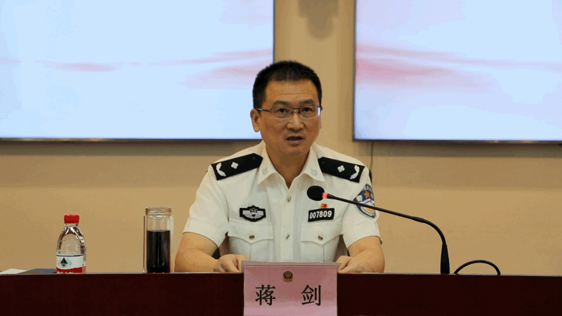 上海分局党委副书记,政委蒋剑以"加强党的政治建设"为主题,为全体党员