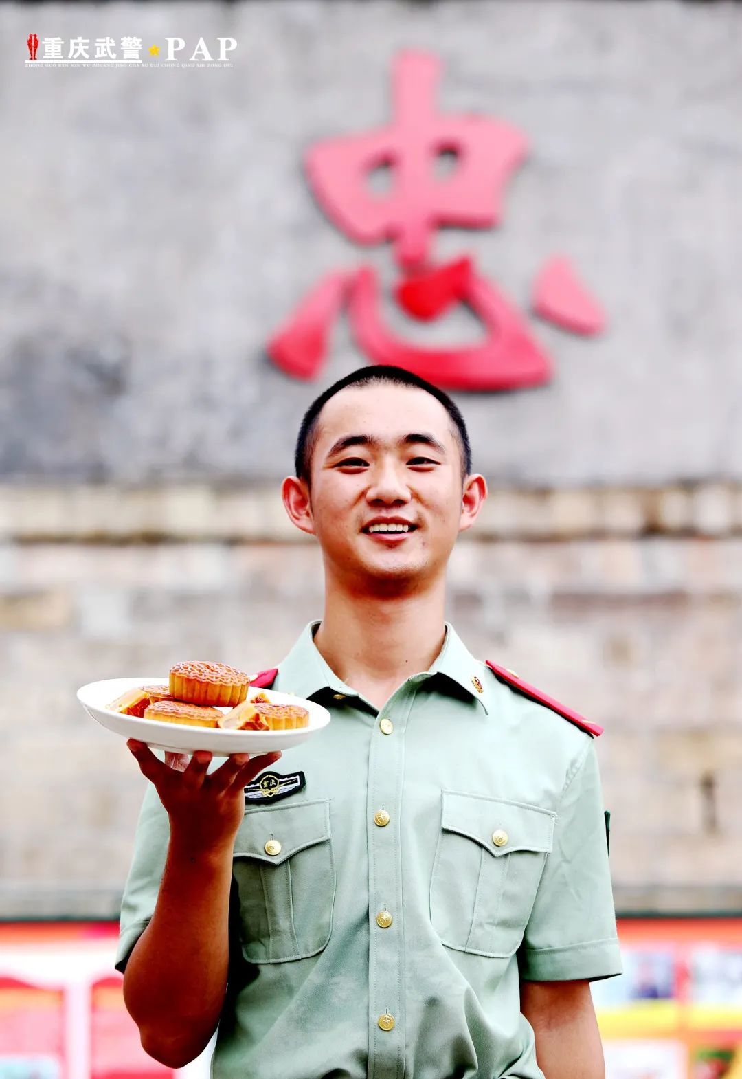 "听党指挥,能打胜仗,作风优良"在月饼上分别印上他们自制模具,第一