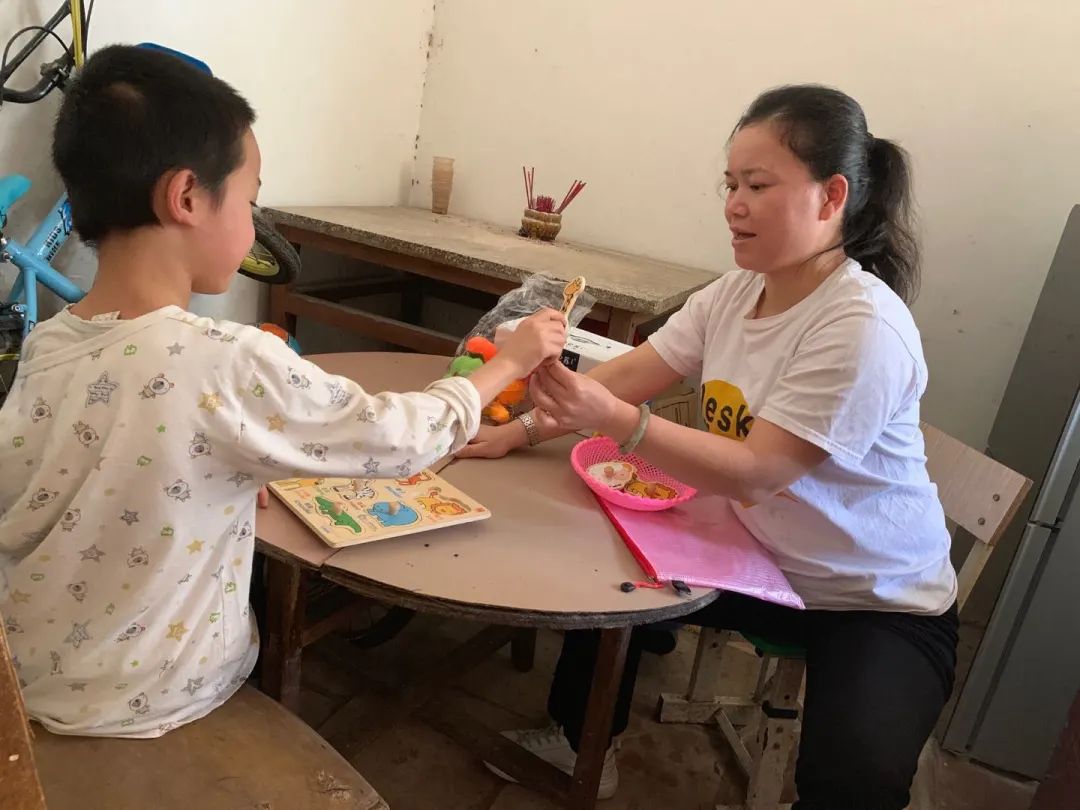 讲党史颂党恩办实事│三八红旗手王芳工作室开展困境儿童家庭中秋入户
