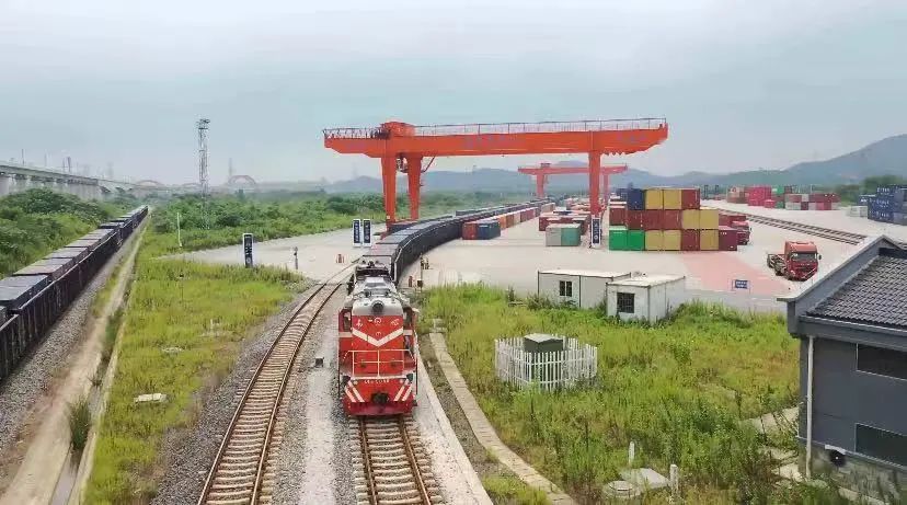 日前,在湖州鐵公水綜合物流園鐵路西貨場的集裝箱裝卸區,一輛貨載火車