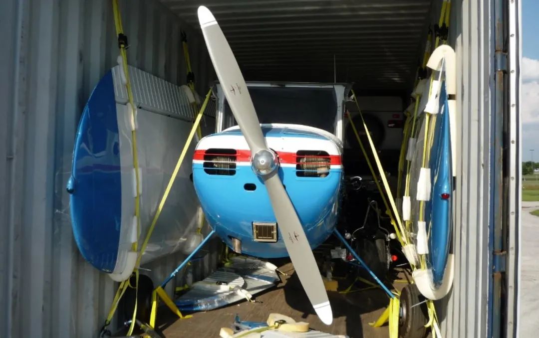 塞斯纳172类型的金属蒙皮小型飞机可以通过拆解进行运输