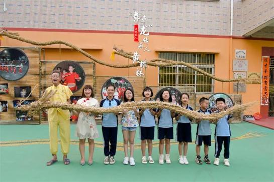 叶巍娥告诉记者"我们将进一步推动草龙传承基地的发展,建立舞草龙