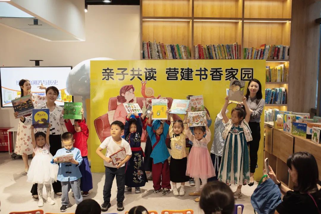 市妇儿中心举办亲子读书会