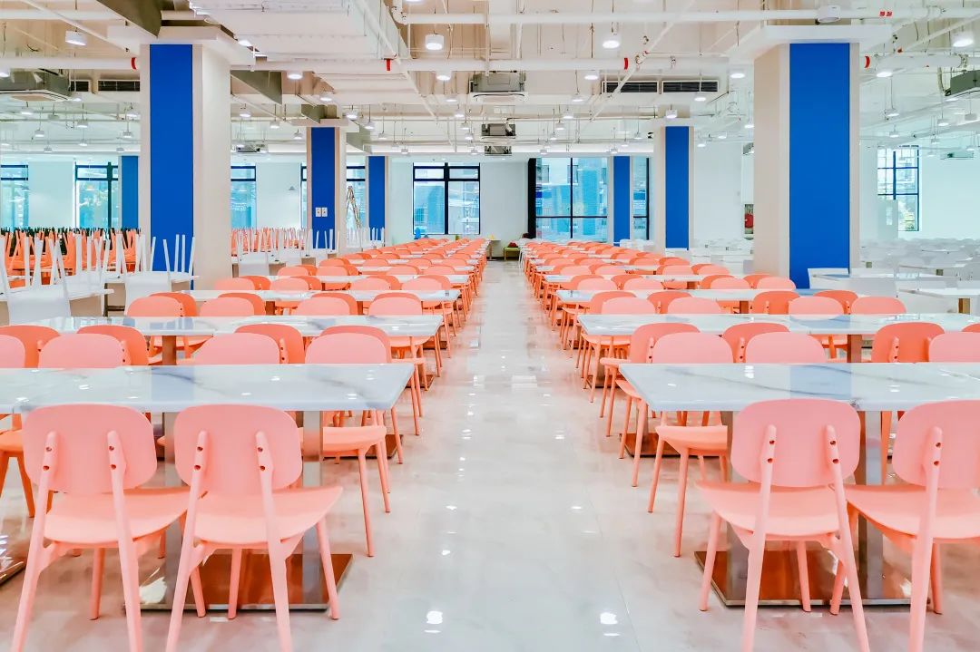 让艾海洋来给你好好说道说道,首先来看看咱马卡龙色系的食堂～食堂篇