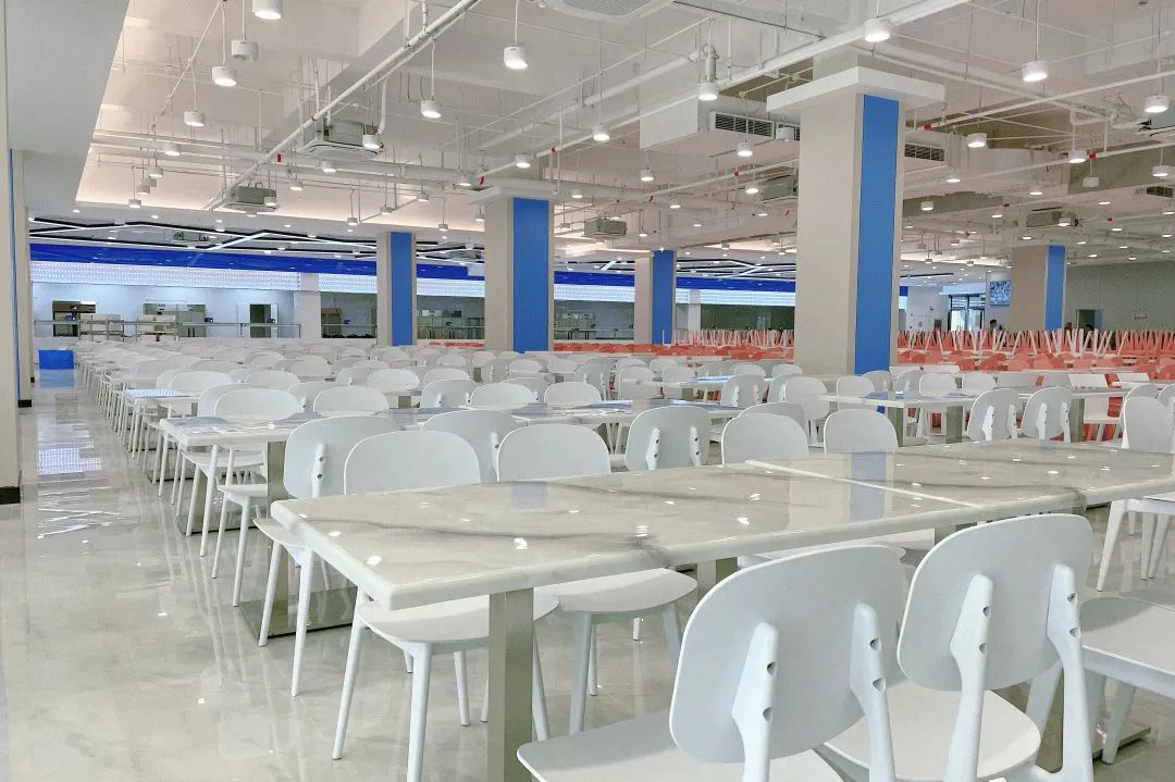 让艾海洋来给你好好说道说道,首先来看看咱马卡龙色系的食堂～食堂篇