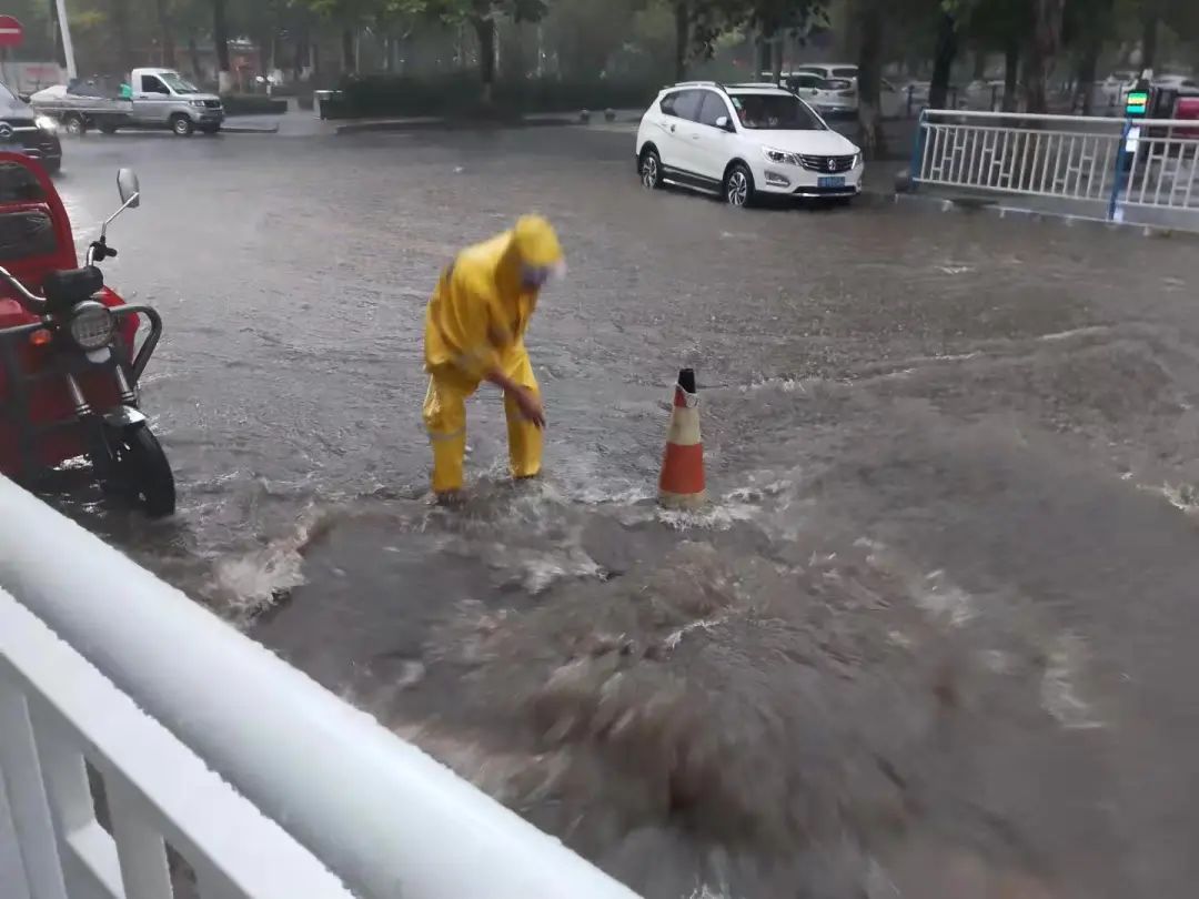 突发！广州暴雨，积水涌入地铁站-桂林生活网新闻中心