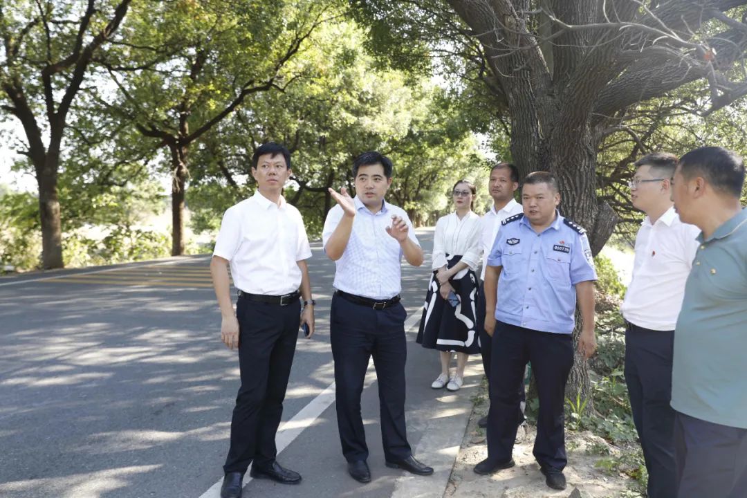 胡俊峰督导道路安防设施建设工作