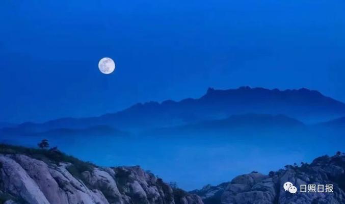 山光秋月两相和月影空灵,树影婆娑拾阶而上亦是极美的山间月色杨宁/摄