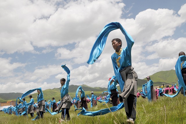 甘南锅庄舞动作大多来源于高山牧区,舞蹈动作往往以雄健,奔放,敏捷