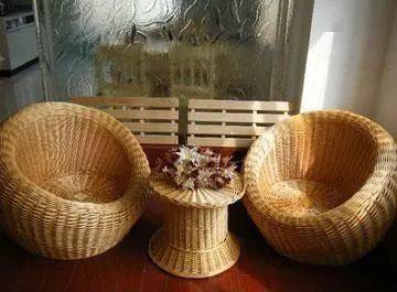 交织,纵横交错缠绕,千年百炼藤编终成器,每个得来不易的怀远藤编制品