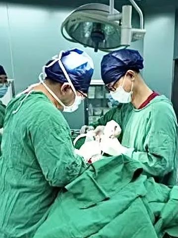 手术当日,由赵必增主任主刀,黄燕峰副主任医师,程邦君主治医师担任
