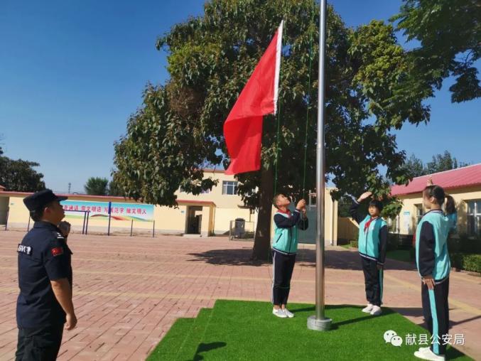 我为群众办实事献县公安局特巡警大队走进育才小学开展升旗手培训活动