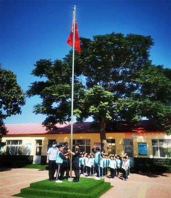 我为群众办实事献县公安局特巡警大队走进育才小学开展升旗手培训活动