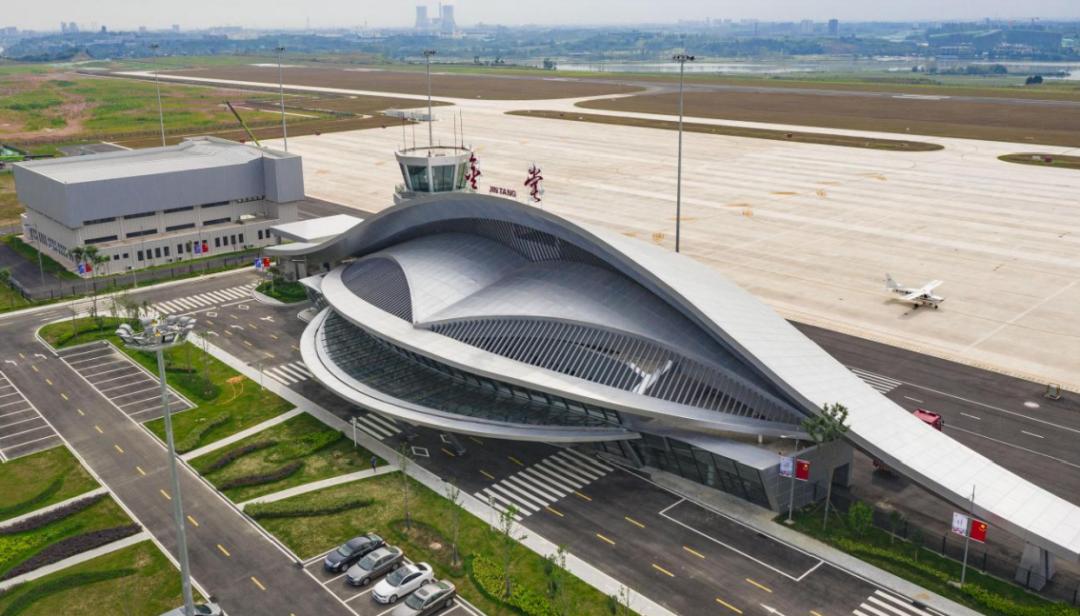 该基地由川航旗下机场公司以川内首个对公众开放的a1类通用机场为平台