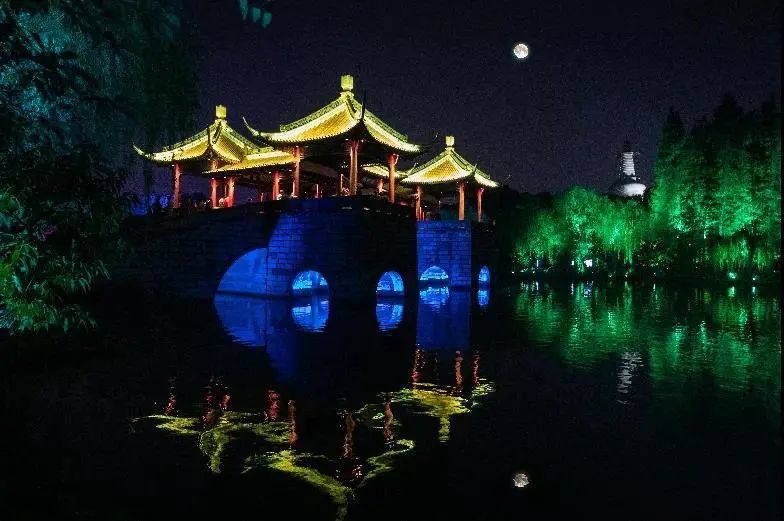 "游客卢先生告诉记者,瘦西湖的二十四桥,五亭桥都是赏月好去处,今天