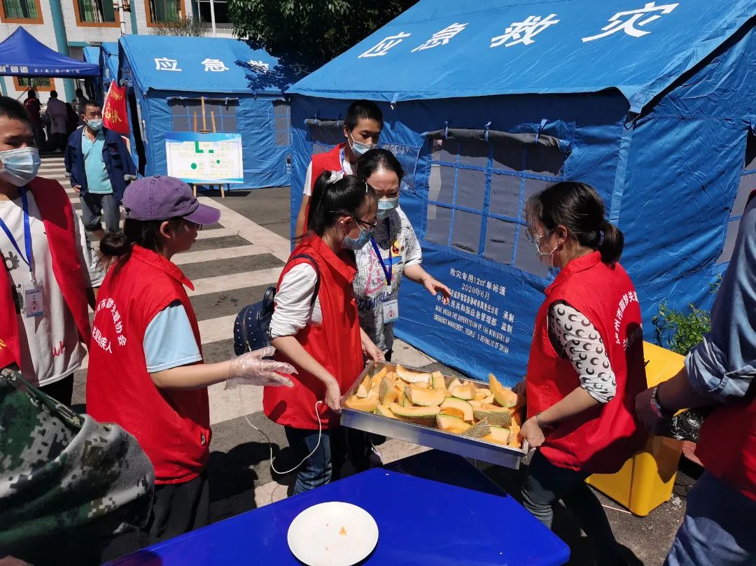 逆行在抗震救灾一线的红马甲