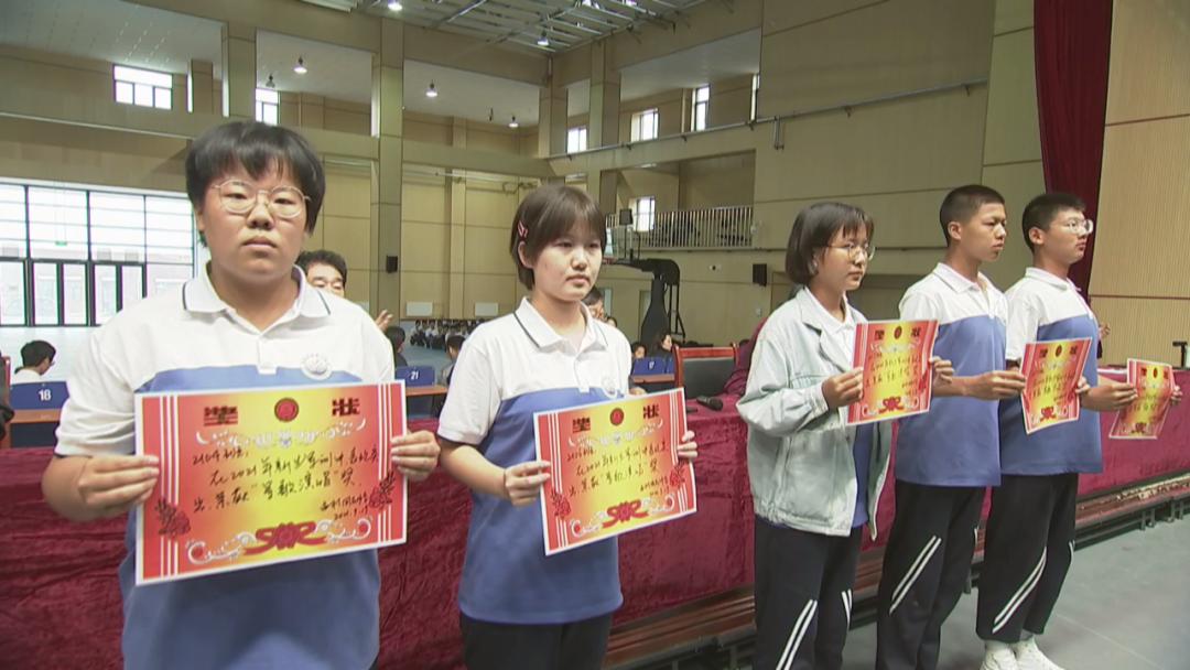 孟村回民中学举行2021级新生军训汇报表彰大会