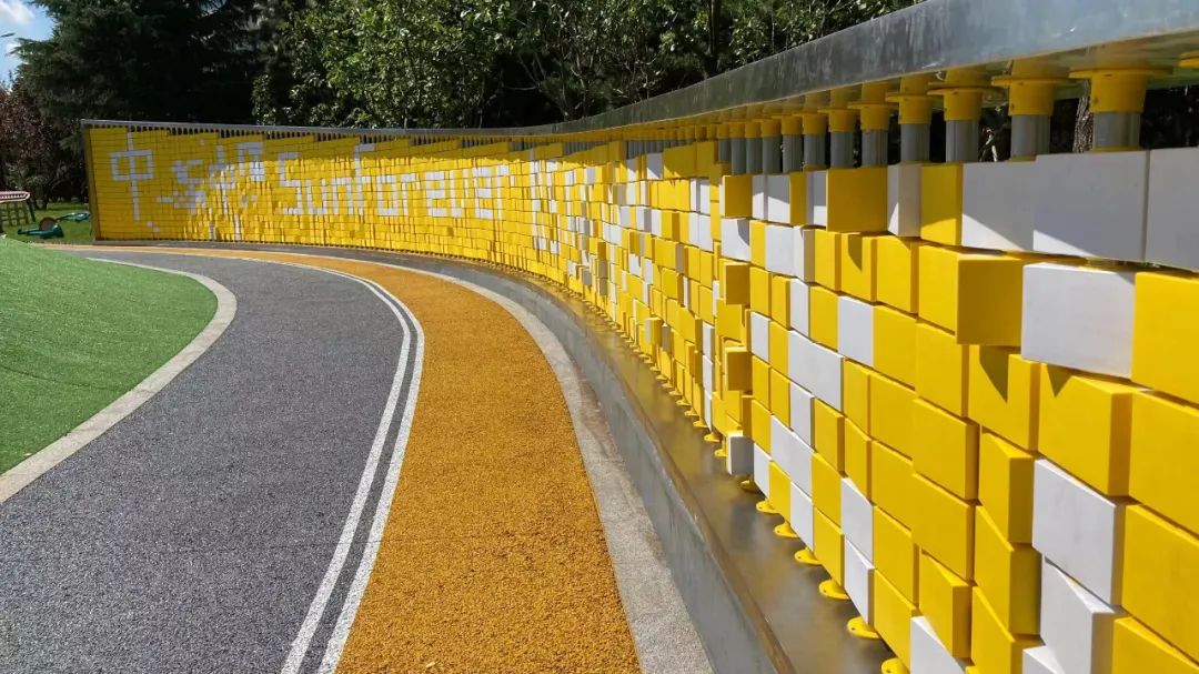 游园内设置有阻挡视线的隔墙,通过采用翻板景墙的互动方式,激活场地的