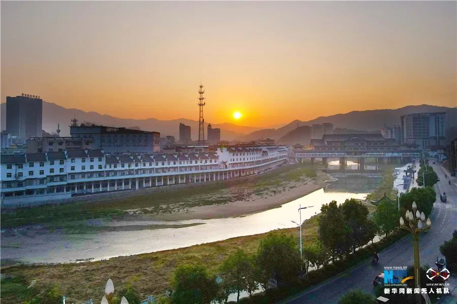 航拍岳西县城云蒸霞蔚气象万千