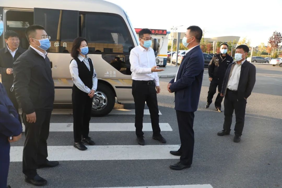 在公主岭火车站,公主岭南站出站口,赵师骐详细了解进出站人员测温,验