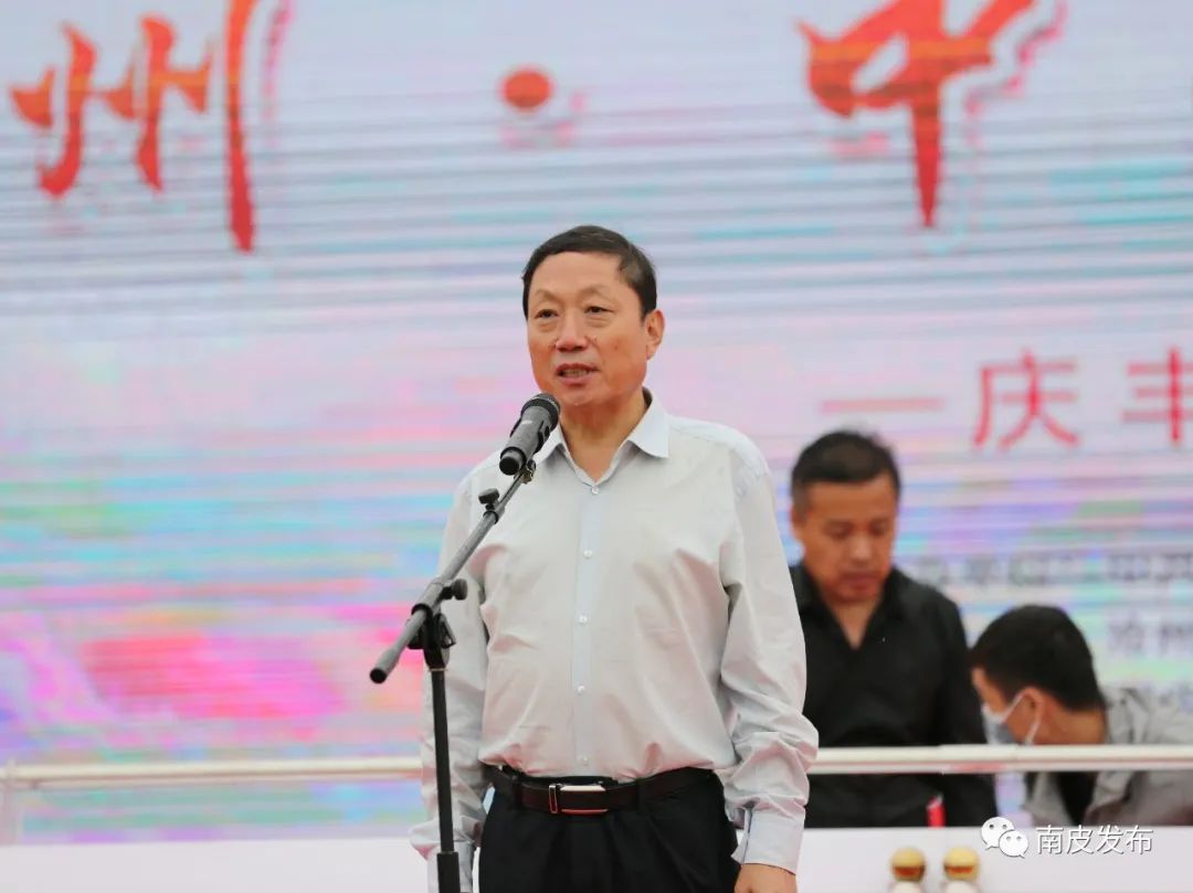 市委一级巡视员刘立著宣布丰收节开幕▲副县长郑勇主持开幕仪式▲市