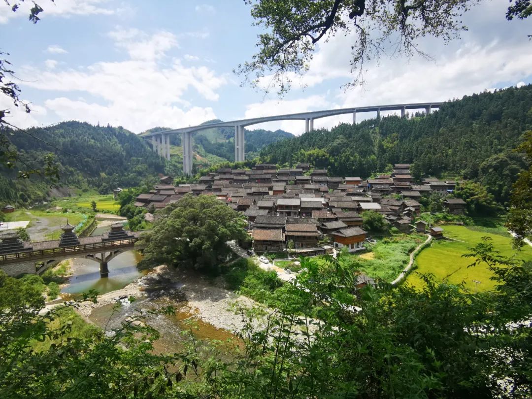 贵州遵义有一座乌江寨，山清水秀，充满浪漫，是休闲旅游的好去处__财经头条