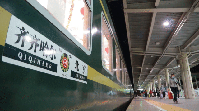 乘务人员用精彩的节目餐车里热闹非凡齐齐哈尔开往北京的t48次列车的