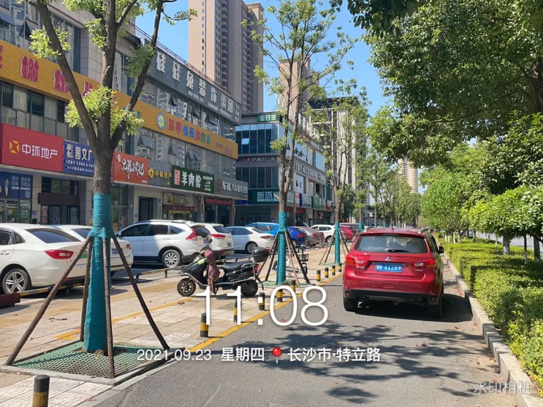 安沙镇毛塘铺长沙康乐包装有限公司门口车辆违停3处车辆违停不文明