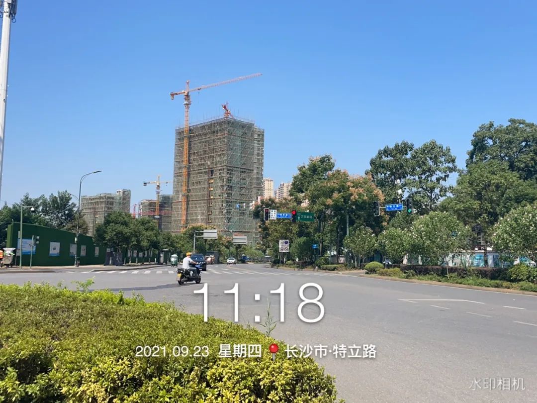 镇电动车车主未佩戴安全头盔市民素质天华路与金茂路段车辆违停特立路