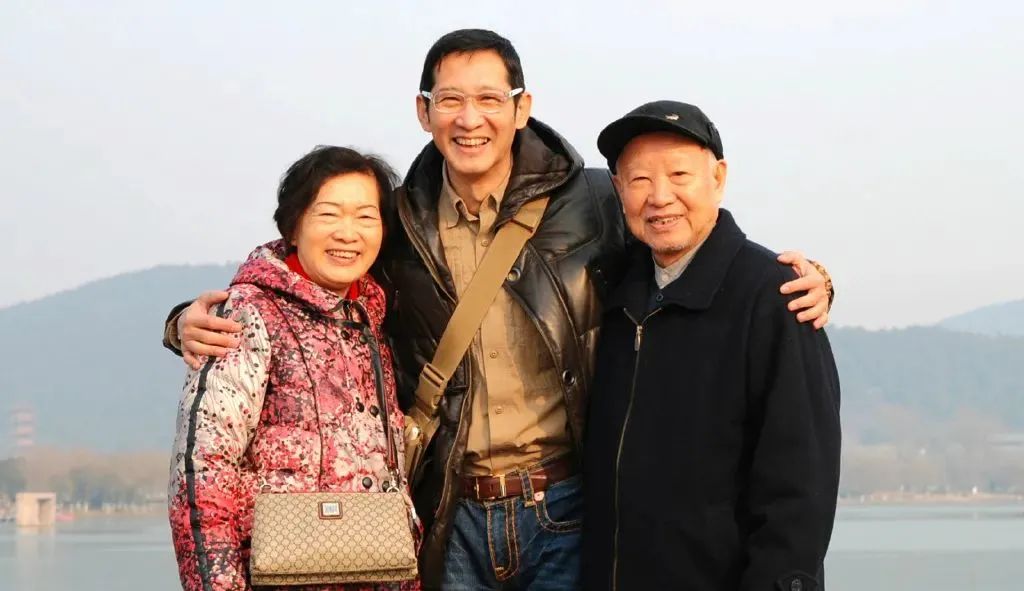 王劲松与父母在王劲松眼里,父亲性格内敛不善表达,父子之间极少有直接