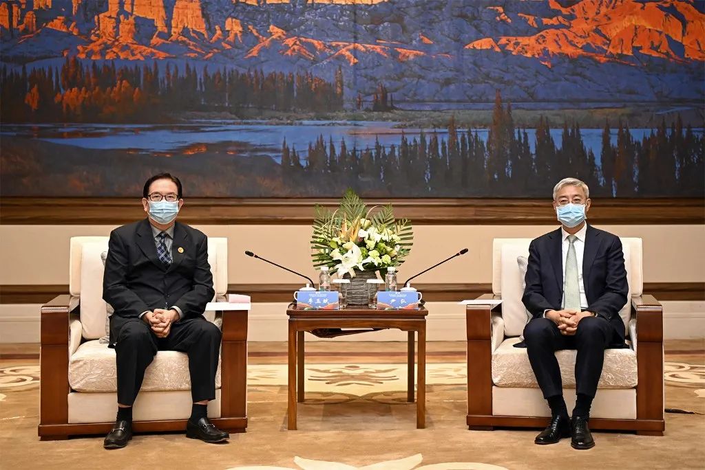 尹弘任振鹤会见参加“一会一节”的重要外宾、国内嘉宾
