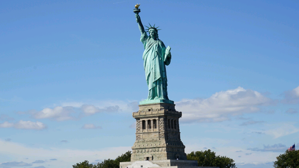 远眺美国自由女神像