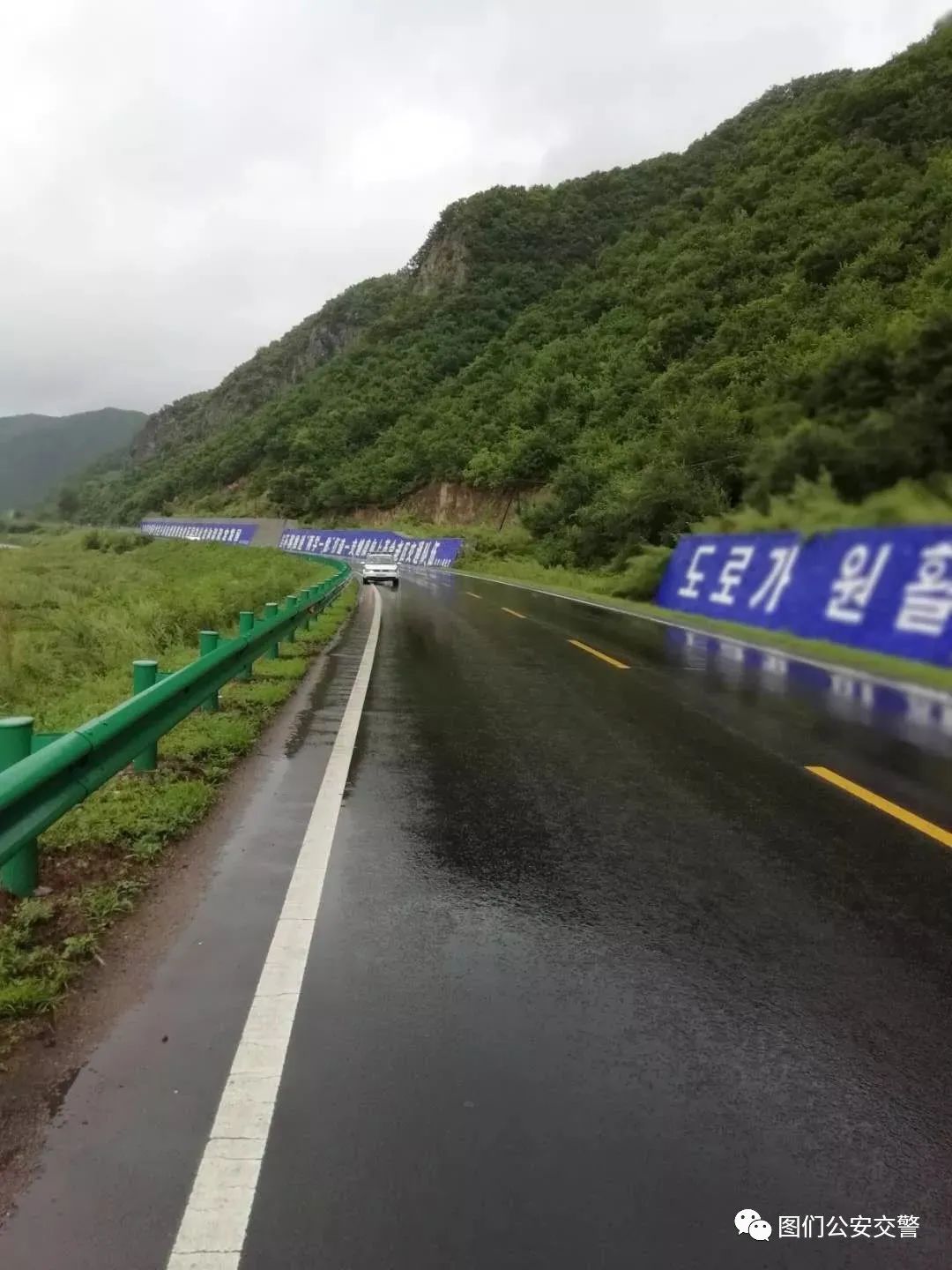 4,302国道142公里100米临时路段,遇强降雨,易发生落石,经该路段要注意