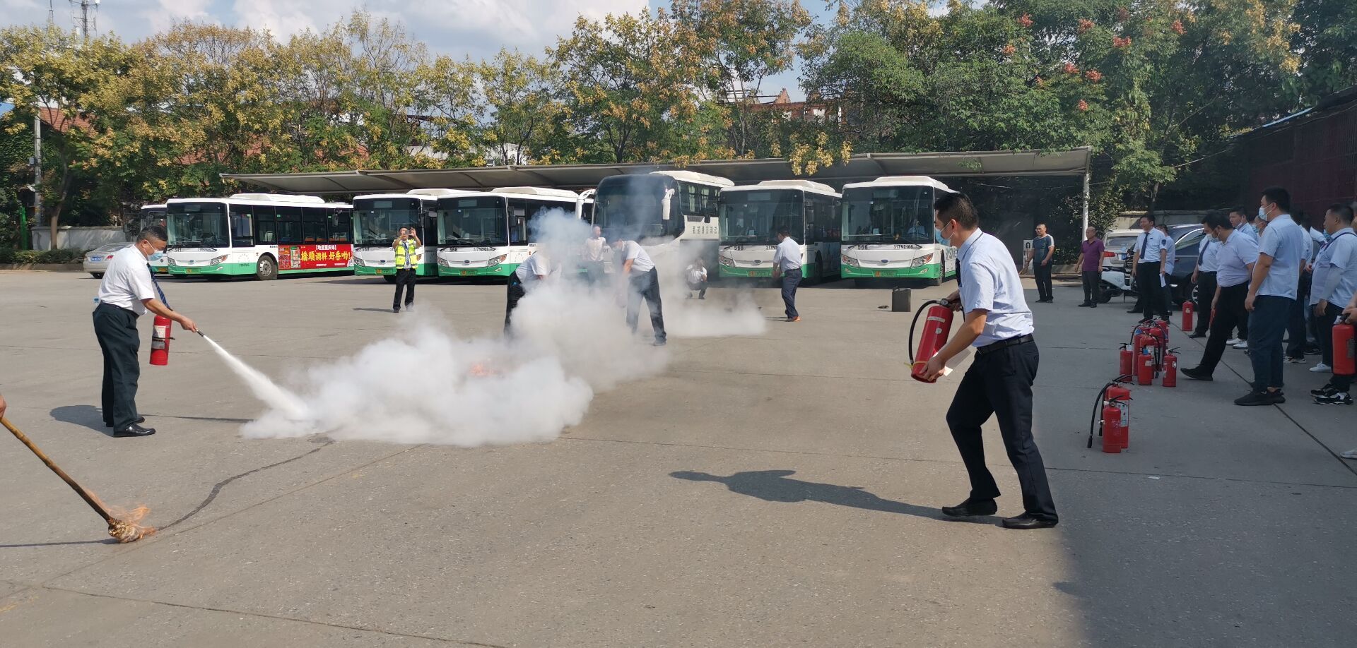 公交三公司开展节前消防演练 保障乘客安全出行