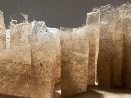 草书黑余蔺草纤维纸艺术展在宁波阪急尚合院展出