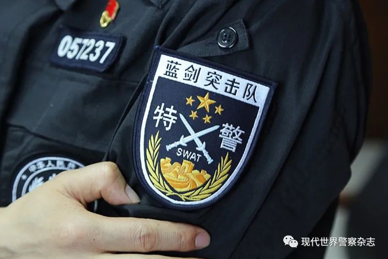 蓝剑突击队臂章民众提起特警,更多的是认为酷和帅.